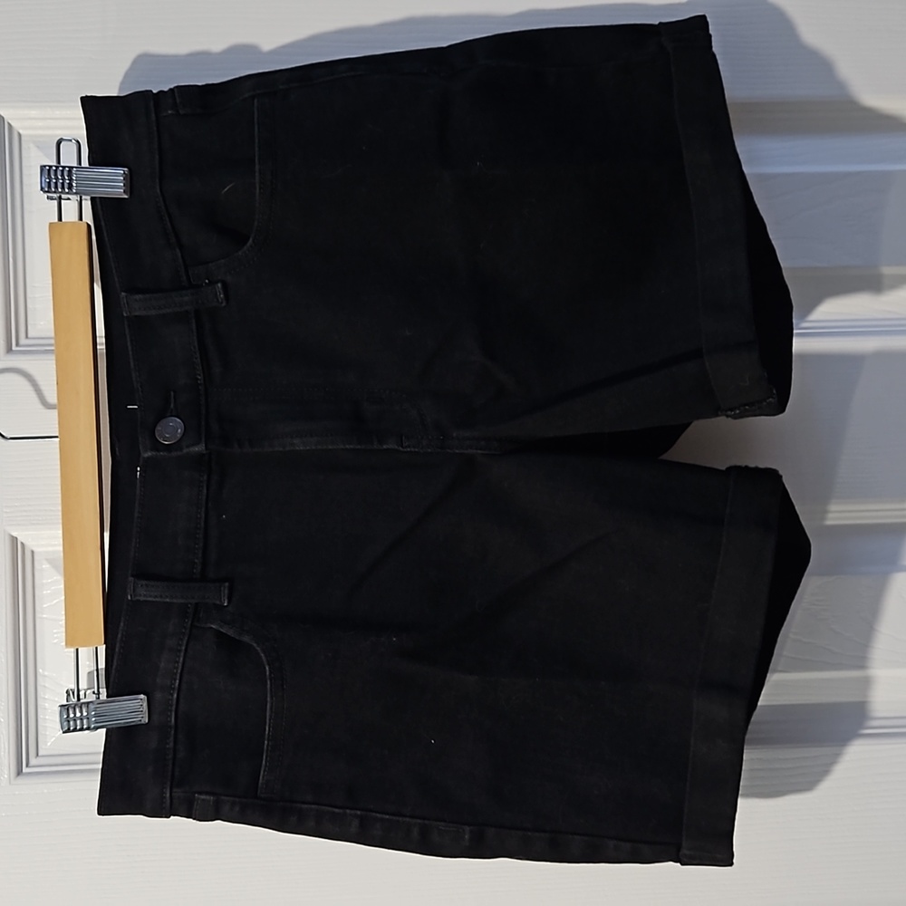 84.   Old navy jeans short color black size 6